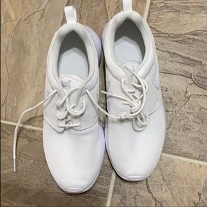 White Nike Roshe